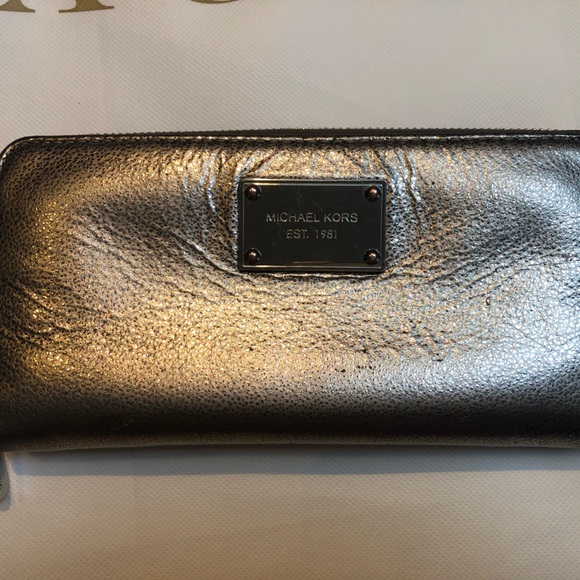 Michael Kors Silver Wallet - Picture 2 of 10